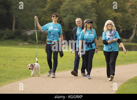 Fernsehstar Ruth Langsford und ihr Hund Maggie beginnen den Alzheimer’s Society Surrey Memory Walk im Painshill Park, Cobham. Die Strictly Come Dancing 2017, Loose Women und ITV This Morning Moderatorin, die ihren Vater Dennis an Demenz verloren hat und Botschafter der Alzheimer’s Society ist. Ruth wurde von EastEnders-Star Emma Barton und ihrem Hund Poppy begleitet. Mit: Emma Barton Where: Cobham, Großbritannien Wann: 08 Okt 2017 Credit: Paul Taylor/WENN.com Stockfoto