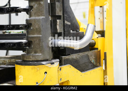 Roboter biegen Rohr in der modernen Fabrik Stockfoto