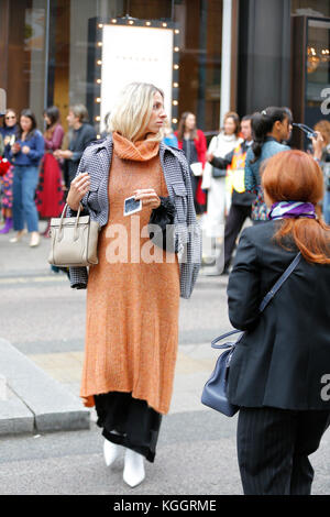 Street fashion nach Maria Katrantzou LFW SS 18 Charing Cross Road London 2017 September. Blogger, Presse, Einkäufer aus dem Topman Veranstaltungsort. Stockfoto