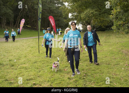 Fernsehstar Ruth Langsford und ihr Hund Maggie beginnen den Alzheimer’s Society Surrey Memory Walk im Painshill Park, Cobham. Die Strictly Come Dancing 2017, Loose Women und ITV This Morning Moderatorin, die ihren Vater Dennis an Demenz verloren hat und Botschafter der Alzheimer’s Society ist. Ruth wurde von EastEnders-Star Emma Barton und ihrem Hund Poppy begleitet. Mit: Emma Barton Where: Cobham, Großbritannien Wann: 08 Okt 2017 Credit: Paul Taylor/WENN.com Stockfoto