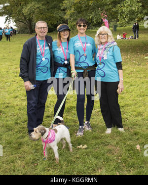 Fernsehstar Ruth Langsford und ihr Hund Maggie beginnen den Alzheimer’s Society Surrey Memory Walk im Painshill Park, Cobham. Die Strictly Come Dancing 2017, Loose Women und ITV This Morning Moderatorin, die ihren Vater Dennis an Demenz verloren hat und Botschafter der Alzheimer’s Society ist. Ruth wurde von EastEnders-Star Emma Barton und ihrem Hund Poppy begleitet. Mit: Emma Barton Where: Cobham, Großbritannien Wann: 08 Okt 2017 Credit: Paul Taylor/WENN.com Stockfoto