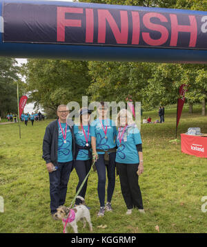 Fernsehstar Ruth Langsford und ihr Hund Maggie beginnen den Alzheimer’s Society Surrey Memory Walk im Painshill Park, Cobham. Die Strictly Come Dancing 2017, Loose Women und ITV This Morning Moderatorin, die ihren Vater Dennis an Demenz verloren hat und Botschafter der Alzheimer’s Society ist. Ruth wurde von EastEnders-Star Emma Barton und ihrem Hund Poppy begleitet. Mit: Emma Barton Where: Cobham, Großbritannien Wann: 08 Okt 2017 Credit: Paul Taylor/WENN.com Stockfoto