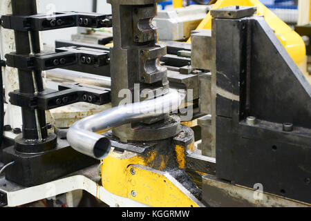 Roboter biegen Rohr in der modernen Fabrik Stockfoto