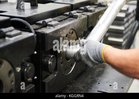 Innerhalb einer Fabrik, Industriearbeiter in Aktion auf Metall Maschine Stockfoto