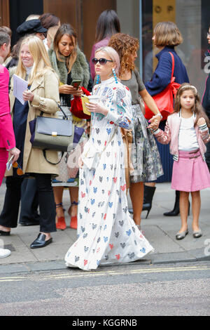 Street fashion nach Maria Katrantzou LFW SS 18 Charing Cross Road London 2017 September. Blogger, Presse, Einkäufer aus dem Topman Veranstaltungsort. Stockfoto