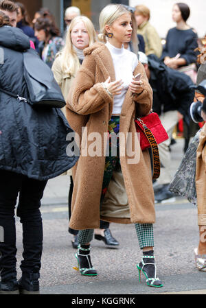 Street fashion nach Maria Katrantzou LFW SS 18 Charing Cross Road London 2017 September. Blogger, Presse, Einkäufer aus dem Topman Veranstaltungsort. Stockfoto
