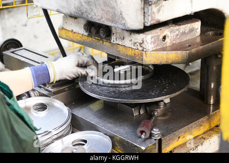 Innerhalb einer Fabrik, Industriearbeiter in Aktion auf Metall Maschine Stockfoto