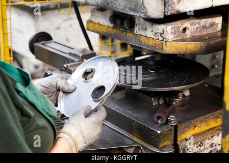 Innerhalb einer Fabrik, Industriearbeiter in Aktion auf Metall Maschine Stockfoto