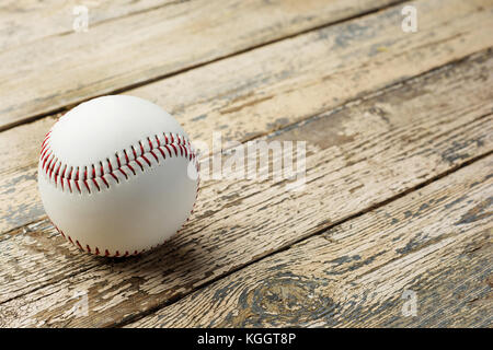 Baseball Ball auf alten rustikalen Holzmöbeln backstage Stockfoto