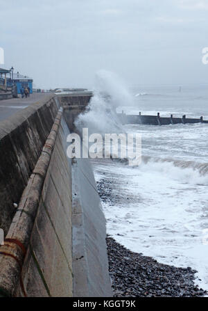 Ein Blick auf die Wellen gegen die Kaimauer an einem grauen Novembertag in North Norfolk bei cromer, Norfolk, England, Vereinigtes Königreich. Stockfoto