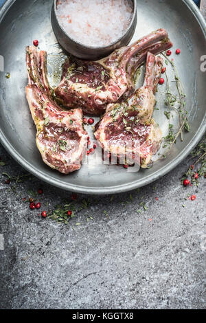 Roh marinierte Lammkoteletts für Grill grillen oder braten, Ansicht von oben, Nahaufnahme, kopieren Raum Stockfoto