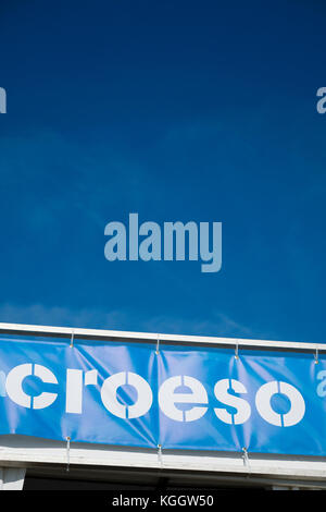 CROESO (Welcome)-Schild im National Eisteddfod of Wales, 2017. Das eisteddfod ist ein jährlich stattfindendes Festival für Musik, Poesie, Theatertanz und Literatur, das in abwechselnden Jahren Stätten in Nord- und Südwales besucht. Der Eisteddfod findet immer in der ersten Augustwoche statt und ist der Höhepunkt des walisischen sozialen und kulturellen Kalenders Stockfoto