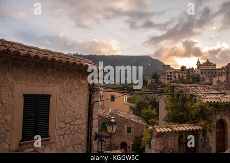 Dächer und Telefon Kabel in einer dramatischen Sonnenuntergang in Valldemossa, Mallorca Stockfoto