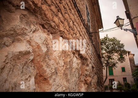 Bröckelnden Stein auf altes Haus in Valldemossa, Mallorca Stockfoto