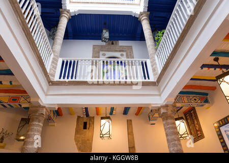 Essaouira früher bekannt als Mogador, ist eine Stadt in der westlichen marokkanischen Wirtschaftsregion Marrakesch-Safi, an der Atlantikküste. Mehrfarbiges Riad. Stockfoto