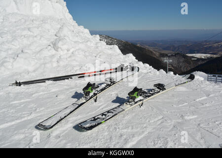 Skier und Stöcke ruht auf dem Schnee, Ski Resort Kopaonik, Serbien Stockfoto