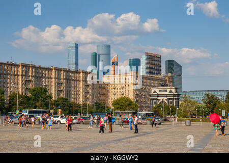 Poklonnaya Hügel, Kutusovkij Prospekt mit Wohnbauten und der Moscow International Business Center (MIBC) im Hintergrund. Russland. Stockfoto