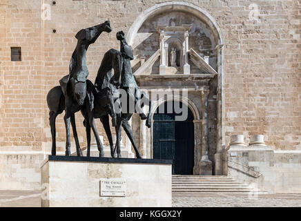 Tres Cavalli außerhalb Iglesia del Carmen Kirche, Mao,, mahon, Menorca, Balearen, Spanien. Stockfoto