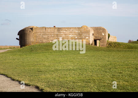 Alte kaputte deutsche Bunker der Atlantikwall und Artillerie batterie Longues-sur-Mer Stockfoto