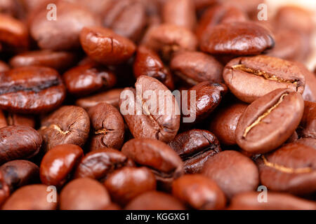 geröstete Kaffeebohnen Nahaufnahme als Hintergrund Stockfoto