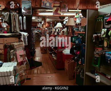 Long Lake, New York, USA. November 4, 2017. Innenraum der Hoss's Country Corner, ein Geschenk und Annehmlichkeiten Shop in der kleinen Adirondack Stadt Langen See, Stockfoto