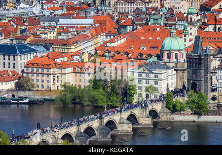 Blick auf die Skyline Panorama der Karlsbrücke (Karluv Most) mit Old Town in Prag. Der Tschechischen Republik Stockfoto