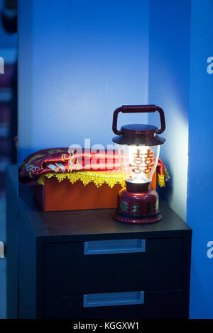 Halten chinesische LED-Laterne Lampe mit goldenen chinesischen doppelten Glück Symbol-Zeichen namens "huang xi".für Hochzeitstag. Stockfoto