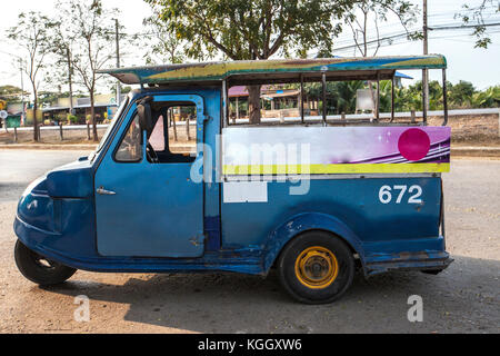 Ayutthaya, Thailand - 7. Juli 2015: Tuk Tuk Busse sind nur in Ayutthaya verfügbar. Stockfoto