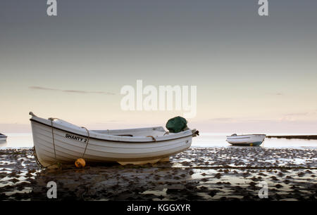 Zwei Klinker Boote am Ufer Leitung wie die Flut kommt, Robin Hood's Bay, Yorkshire. Stockfoto