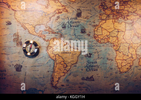 Columbus Day und Weltkarte mit Kompass Stockfoto