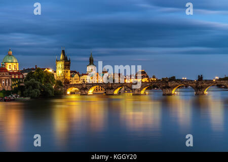 Blick auf die Moldau und die Brücken glänzte mit dem Sonnenuntergang Sonne, Prag, Tschechische Republik Stockfoto