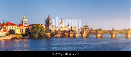 Blick auf die Skyline Panorama der Karlsbrücke (Karluv Most) mit Old Town in Prag. Der Tschechischen Republik Stockfoto