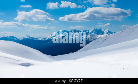 Berge von oben auf dem Gletscher gesehen, Panoramablick auf die Bergkette von oben gesehen Stockfoto