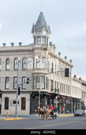 Pferd und Buggy Tour vor dem historischen Geiser Grand Hotel in der Innenstadt von Baker City, Oregon. Stockfoto