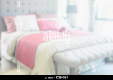 Blur von bunten Kissen auf dem Bett in einem modernen Haus - zum Hintergrund Stockfoto