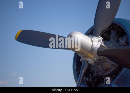 Nahaufnahme der Sternmotor, Hub, blaue Verkleidung und Propeller eines alten Weltkrieg Flugzeug Stockfoto