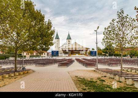 MEDJUGORJE, BOSNIEN UND HERZEGOWINA - 4. November: St. Jakobus Kirche in Medjugorje ist ein beliebtes Ziel für Pilger, die am 4. November 2017. Jede ihr Stockfoto