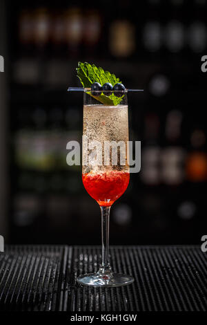 Fancy Champagne Cocktail mit Rose jam Stockfoto