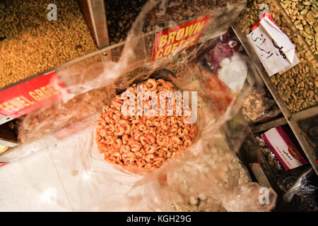 Detail der kleinen getrockneten gesalzene Garnelen in eine klare Tasche. Foto in Spice Souk, Dubai Stockfoto