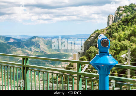 Touristische Teleskop Blick von der Spitze des Berges von Kloster Montserrat, Barcelona Spanien, Nahaufnahme metall Fernglas auf Hintergrund Aussichtspunkt mit Blick auf Stockfoto