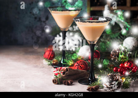 Traditionelle winter Eierlikör in Martini Gläser mit Milch, Rum und Zimt, Weihnachtsschmuck Stockfoto