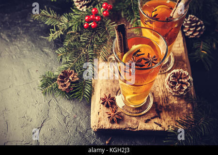 Weihnachten und Thanksgiving trinken. Herbst und Winter cocktail Grog, heiße Sangria, Glühwein, Tee, Zitrone, Rom, Zimt, Anis und andere Gewürze. Stockfoto