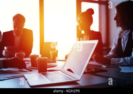 Laptop in einem Büro mit Geschäftsleuten. Konzept der Internet Sharing und Zusammenschaltung Stockfoto