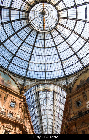 Nahaufnahme eines wunderschönen, in einem Achteck überschneidenden Glasgewölbe in der Galleria Vittorio Emanuele II in Mailand, Italien - einer der weltweit alten Stockfoto