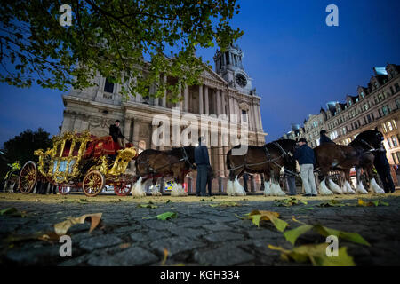 Der Oberbürgermeister von Londons Staatsbus fährt während der Probe für die Lord Mayor's Show, die am Samstag, dem 11. November, stattfindet, an der St. Paul's Cathedral in der City of London vorbei. Stockfoto