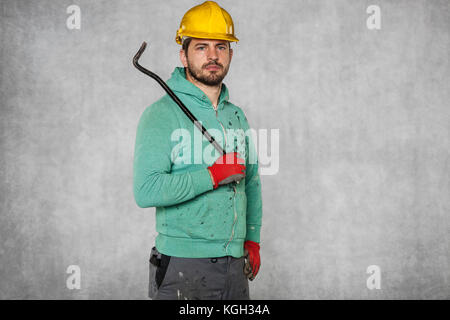 Arbeitnehmer mit einem Brecheisen in der Hand Stockfoto
