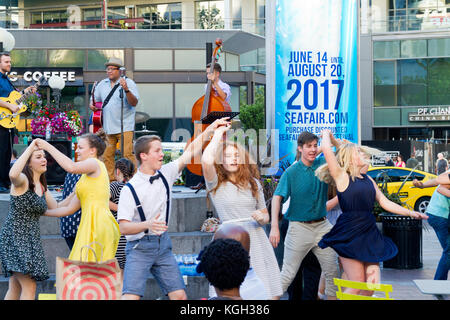 Junge Menschen an einer im Tanz Ausstellung in Seattle, Washington jitterbugging. Stockfoto