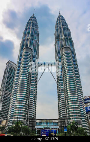 Die Petronas Towers in Kuala Lumpur, Malaysia, Nahaufnahme Vorderansicht Stockfoto