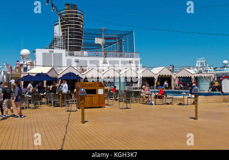 Menschen auf eine Kreuzfahrt auf dem Achterdeck des Schiffes Eurodam Seattle besuchen. Stockfoto