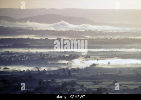 Der Blick auf den Sonnenaufgang über Worcestershire, von den Malvern Hills aus gesehen. Stockfoto